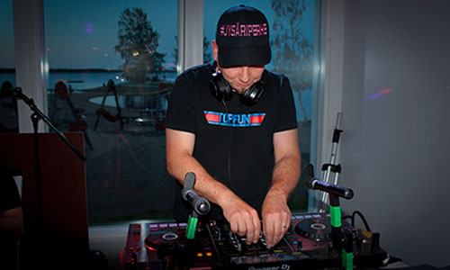 Dj tee keikalla.