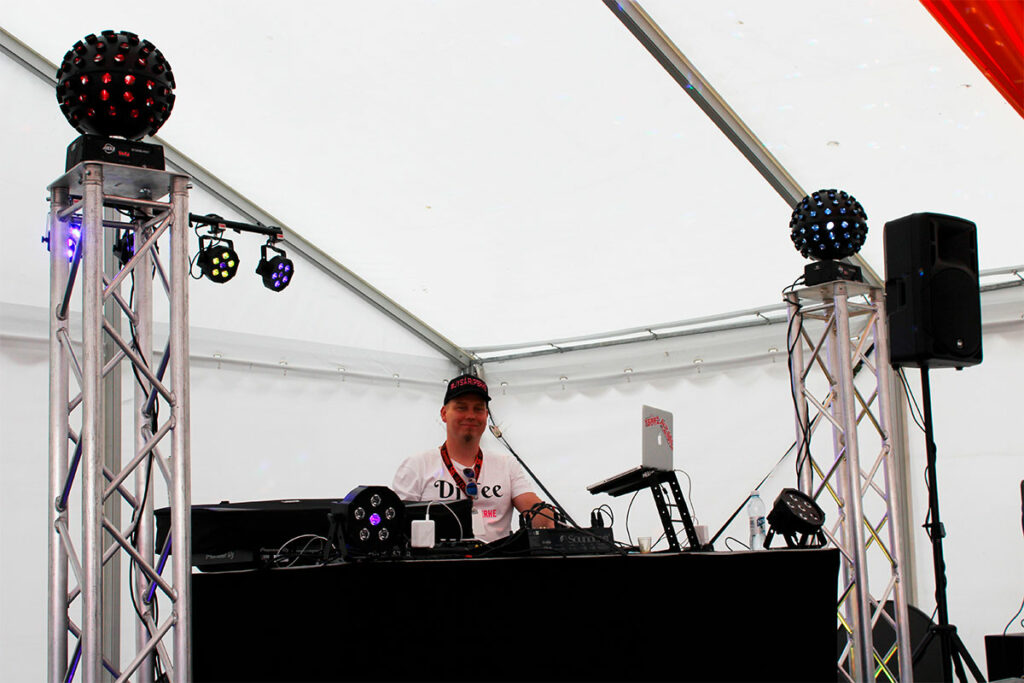 Dj tee keikalla.