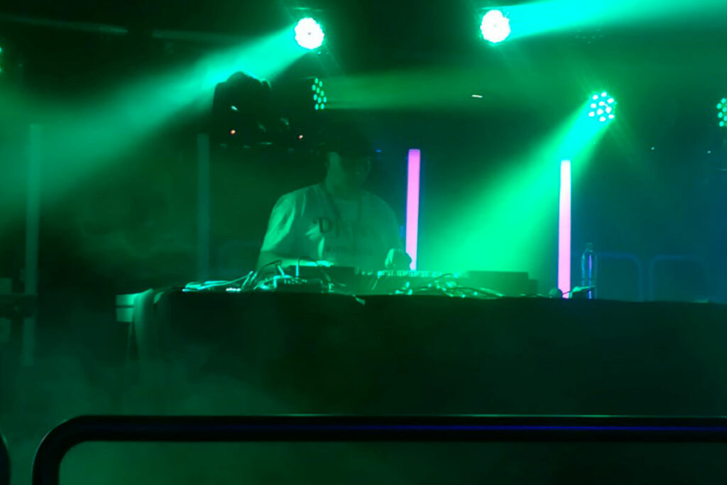 DJ TEE clubi keikalla.