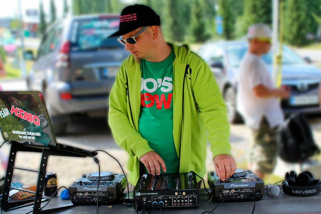 DJ TEE keikalla.